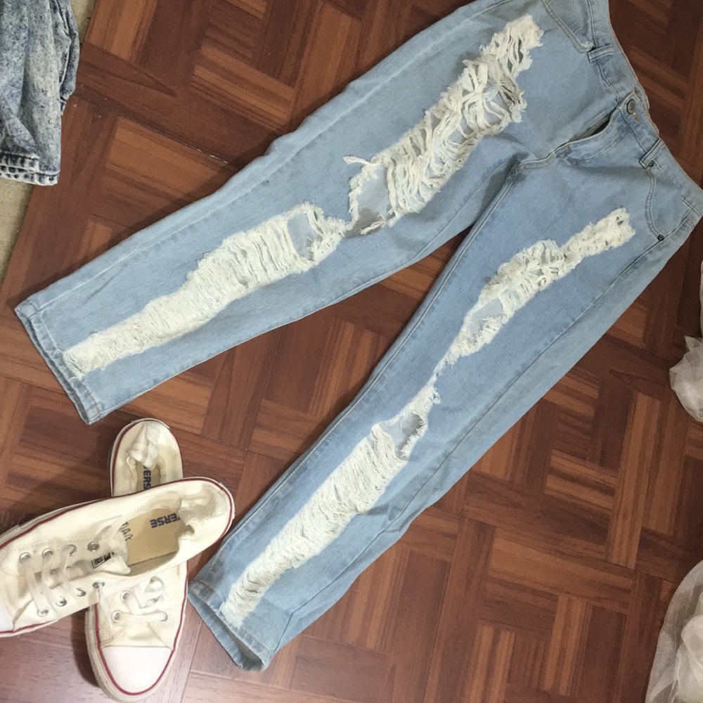 Size M Extreme Ripped Light Jeans